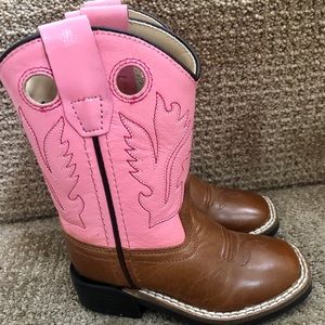 Toddler boots size 6. Never worn.